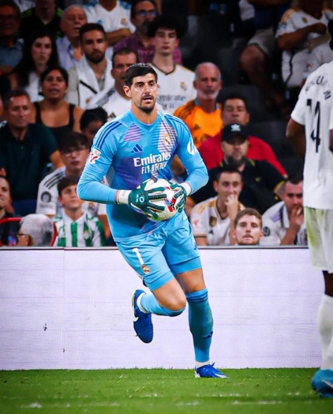 皇马门将库尔图瓦因伤休战两周，球队迎战塞维利亚(门将库尔图瓦简介)