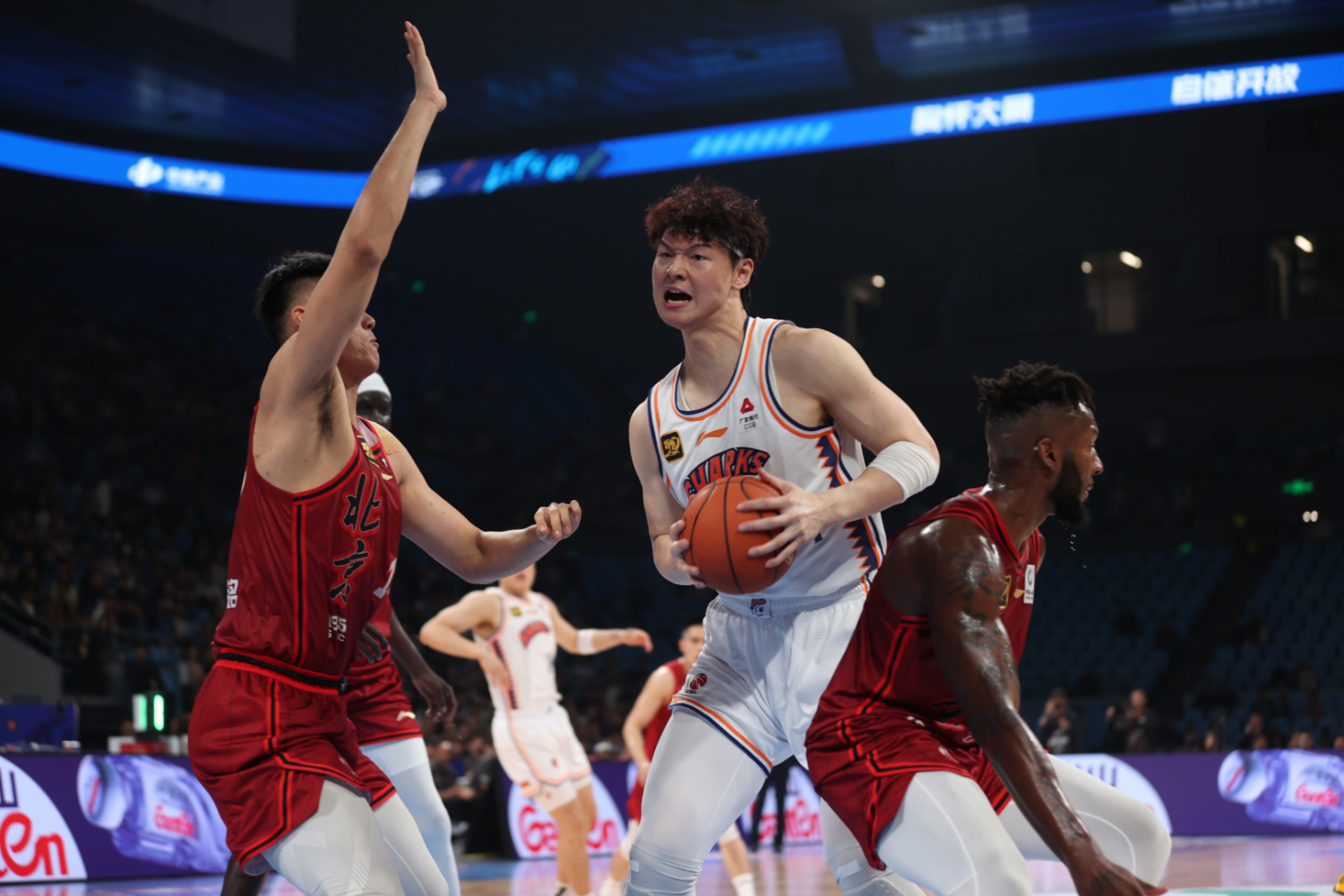 人队实力突出,球员发挥出色赢得关键战役的胜利