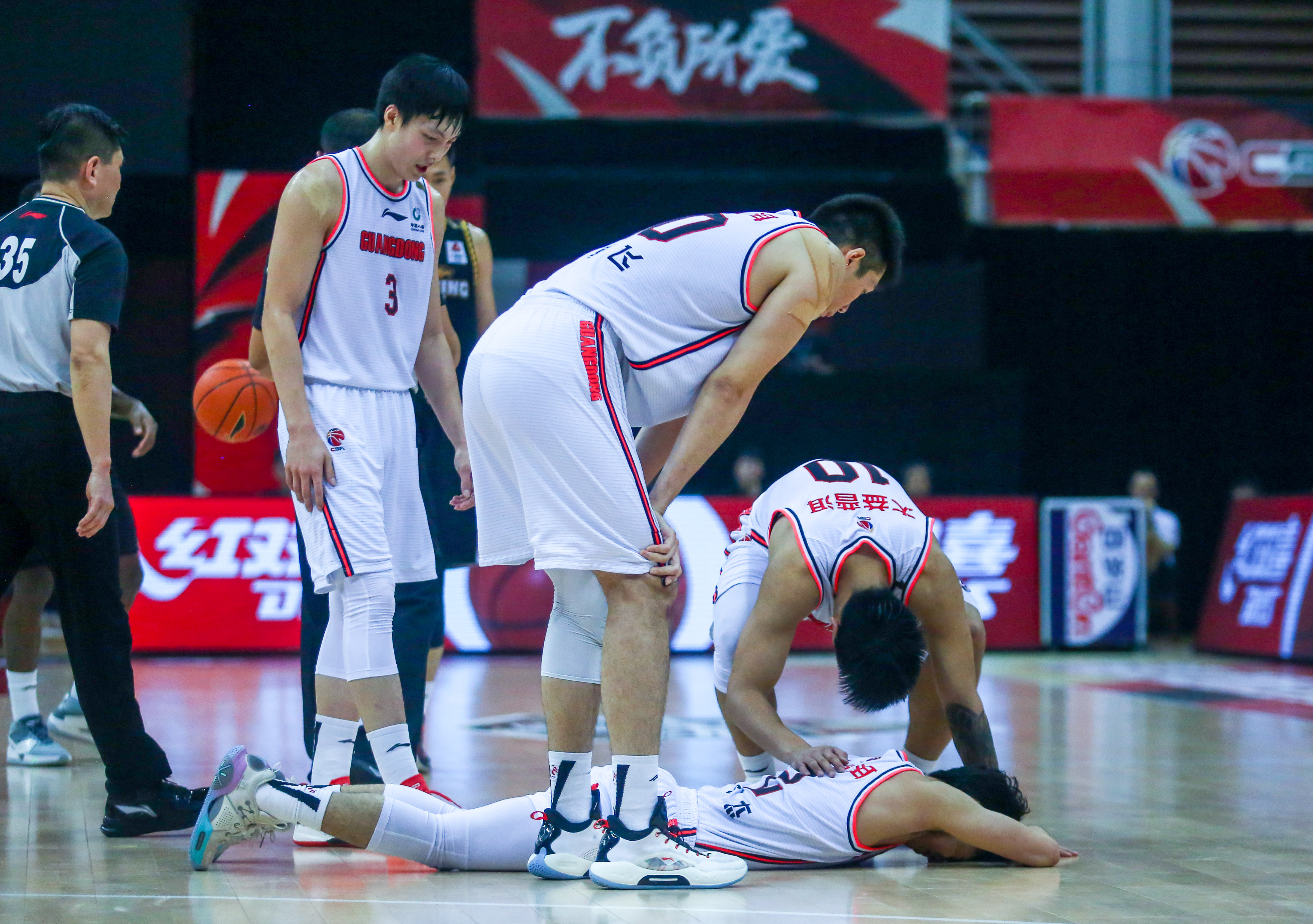 战役打响！球队拼尽全力为荣耀拼搏的简单介绍